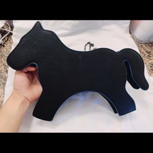 Dog shape clutch